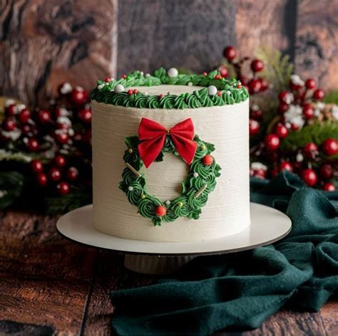 Pin By Lua On Party Decorations Christmas Themed Cake Christmas Cake