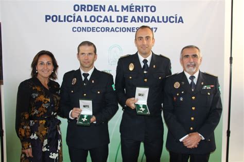 Condecorados por la Junta de Andalucía dos policías locales moguereños