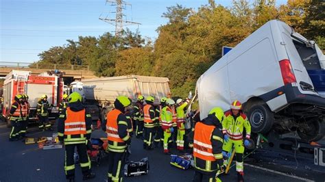 FW OB Schwerer Verkehrsunfall Auf Der BAB A3 Mit Zwei Verletzten