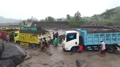 6 Truk Penambang Pasir Diterjang Banjir Lahar Semeru Lumajang