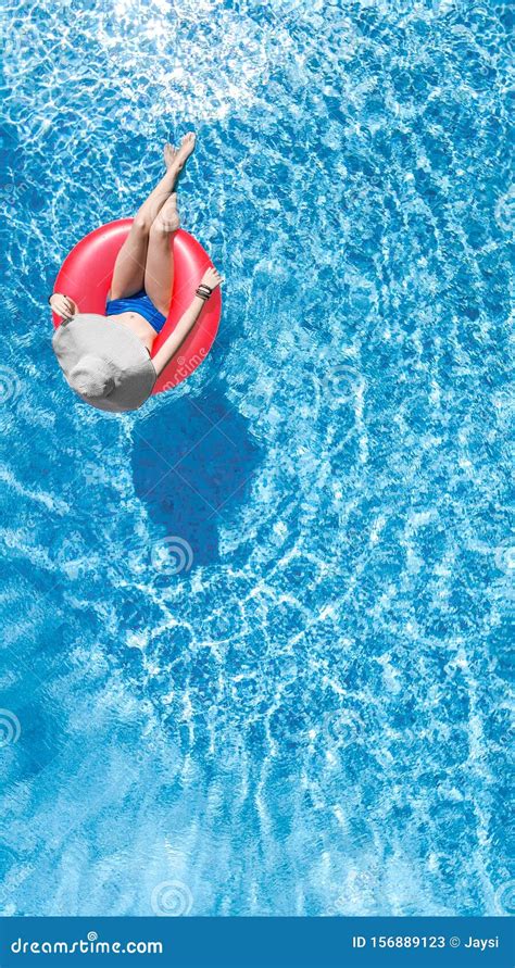 Vackra Unga Kvinnor I Hatten I Simbassängen Från Ovansidan Unga Flickor I Bikini relaxer På