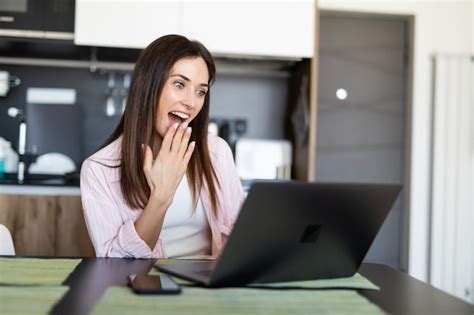 Mujer Joven Que Usa Una Computadora Port Til Foto Premium