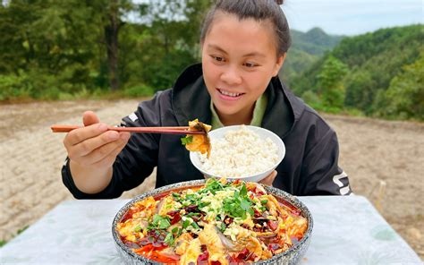 欧妹干完活，拿条大鱼做麻辣水煮鱼，加堆辣椒巨辣下饭又吃一大碗 哔哩哔哩 Bilibili