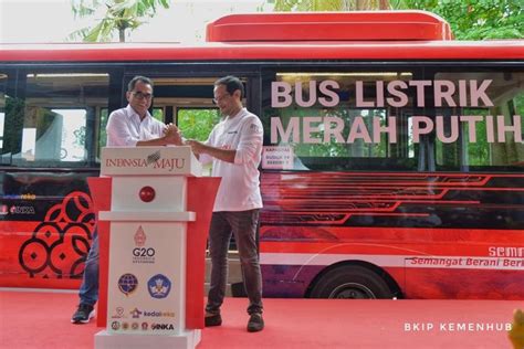 Foto Wira Wiri Di KTT G20 Bus Listrik Merah Putih Resmi Diluncurkan