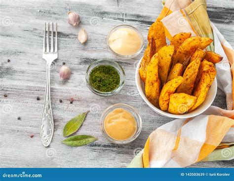 Pommes De Terre Cuites Au Four De Style Campagnard Avec Des Herbes Avec