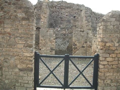 VI 6 7 Pompeii May 2005 Entrance Doorway Looking West Towards