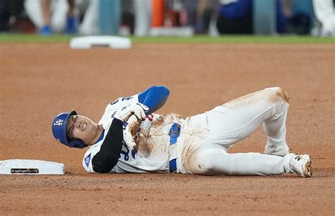 どうなる？左肩亜脱臼の大谷翔平 米報道でロバーツ監督の談話紹介「第3戦に出場するだろう」（スポニチ） 毎日新聞