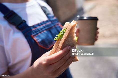 Insinyur Bangunan Istirahat Makan Siang Makan Sandwich Dan Minum Kopi