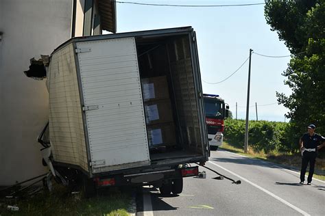 Furgone Si Schianta Contro Una Casa Un Giovane Perde La Vita Foto