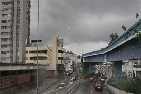 Palo de agua con tormenta eléctrica cayó la madrugada de este lunes