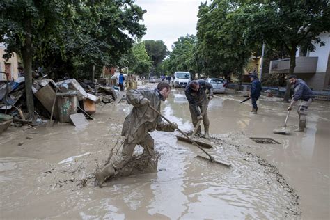 Regresan más de 10 mil desplazados tras fuertes inundaciones en Italia