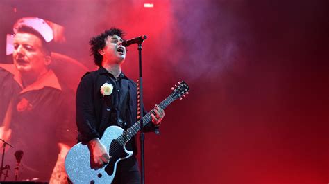 Green Day Teniamoci stretti perché il sogno americano è diventato un