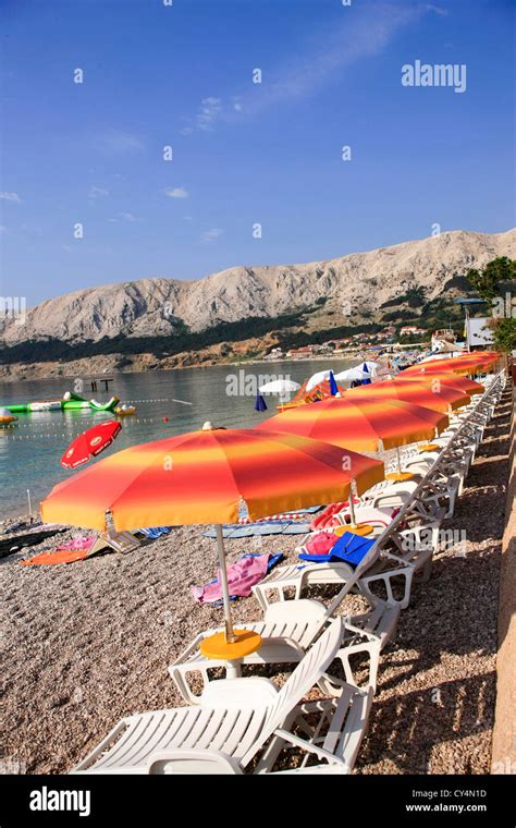 Sonnenschirme Und Liegest Hle Am Strand Von Baska Dorf Auf Der Insel