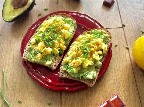 Tartines avocat aux oeufs brouillés tomate Carrés Futés tablettes