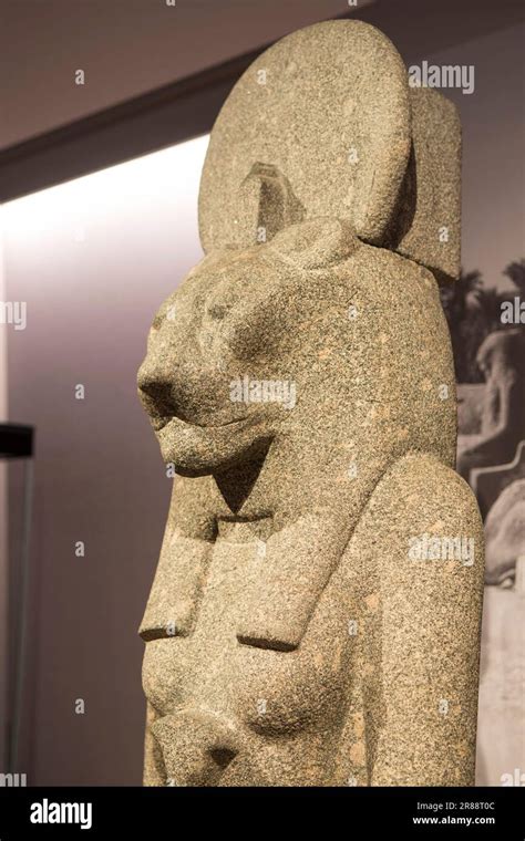 Bastet statue hi-res stock photography and images - Alamy