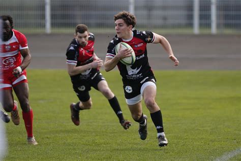 Rugby F D Rale Sans Briller Rochefort Assure Lessentiel Devant