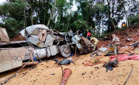 Acidente Com Caminhões Na Br 153 Deixa Três Mortos E Dois Feridos