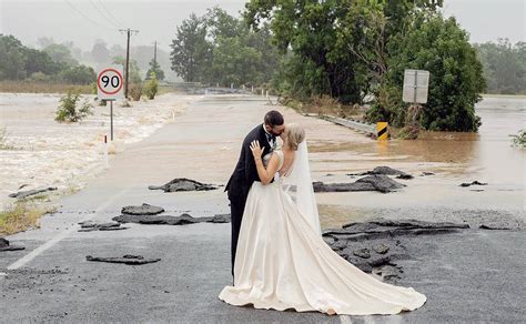 Ni la inundación los separó pareja es rescatada y logra casarse pese a