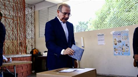 Danilo Medina Llama A Los Pelede Stas A Acudir A Votar Y No Desanimarse