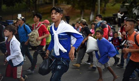 Honduras Migrantes Rompen Cerco Policial En Frontera De Guatemala