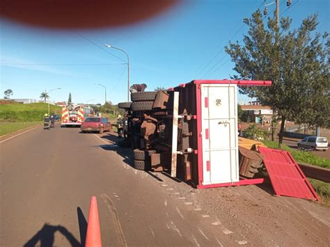 Oberá volcó un camión en la ruta 14