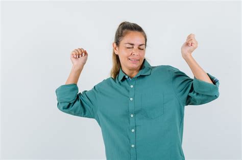 Mujer Joven En Blusa Verde Mostrando Gesto Ganador Mientras Gui A Un