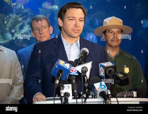 El Gobernador De Florida Ron Desantis Hablando En Una Conferencia De