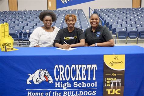 Crockett High School Holds Signing Day The Messenger News