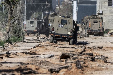 المقاومة الفلسطينية تفجر عبوة ناسفة بآليةٍ صهيونية في نور شمس وتتصدى