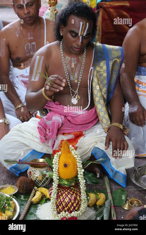 Sri Vadapathira Kaliamman Hindu Temple Hindu Brahmin Priests Puja