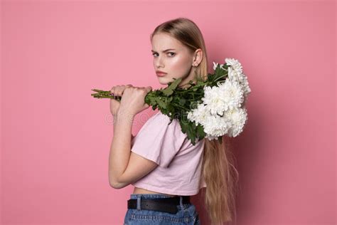 Aantrekkelijke Jonge Blonde Vrouw In Wit Hemd Leunde Op De Rails En Keek Naar De Camera