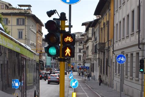 Firenze più sicura per ciclisti e pedoni installati nuovi segnali su