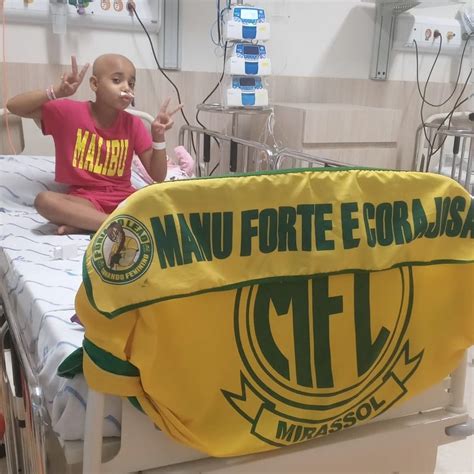 Na luta contra a leucemia menina de 10 anos encontra forças no amor