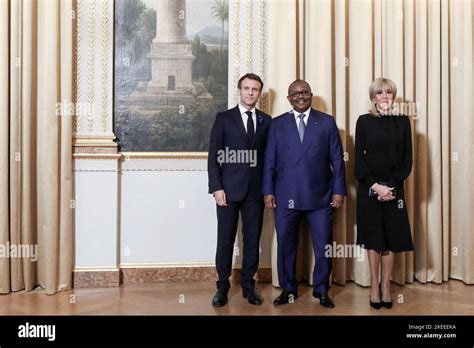 Le Président De La République Française Emmanuel Macron Accompagné De