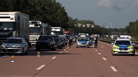 A1 Bei Bremen Kilometerlanger Stau Durch Schweren Unfall