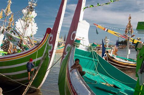 Barcos De Pesca De Madera Tradicionales En La Isla De Bali Imagen