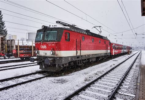 Steht Bei Dichtem Schneetreiben Mit Einer Zweiteiligen