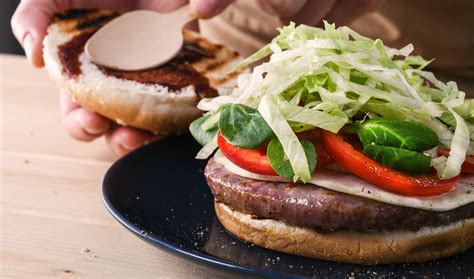 Hamburger Di Tacchino Con Speck E Sedano Rapa Marinato Le Ricette Di Aia