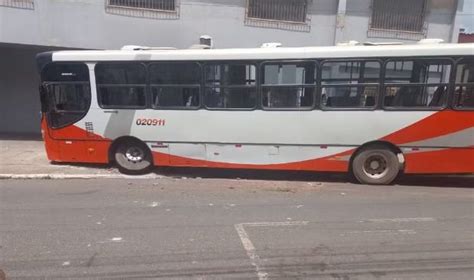 Motorista perde controle de ônibus invade calçada de escritório e