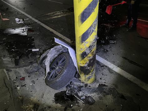 影／砰！豐田轎車自撞電線桿 車輛車頭全毀輪胎噴飛 駕駛傷重命危 蕃新聞