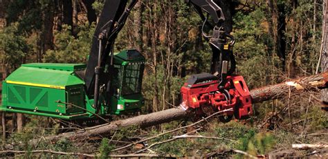 15 Action Shots of the John Deere Forestry Harvester [Image Gallery: ]