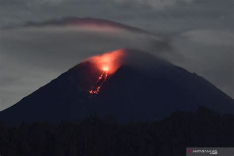 Gunung Semeru Keluarkan Lava Pijar ANTARA News