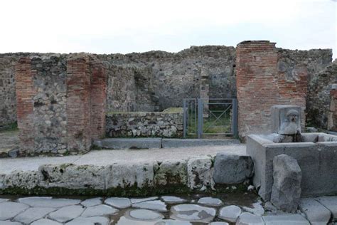 VII 1 32 Pompeii December 2018 Entrance Doorway On West Side Of Via