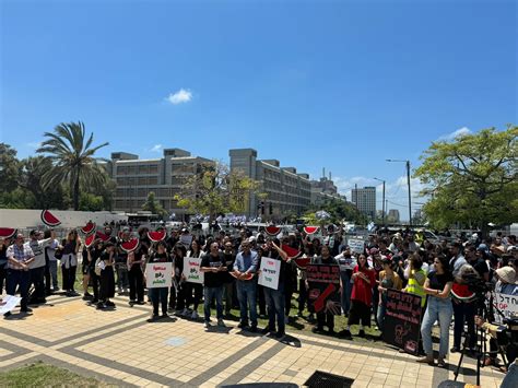 موقع بكرا منعوهم من رفع العلم الفلسطيني فرفعوا البطيخ الطلاب العرب