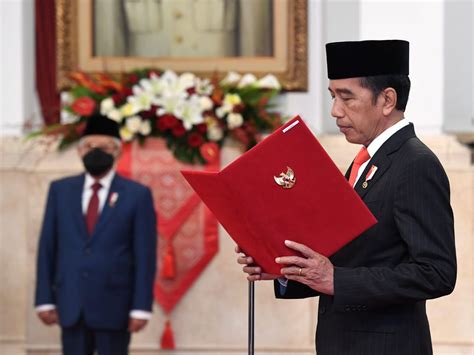 Ijazah Presiden Jokowi Berbeda Begini Penjelasan Rektor UGM