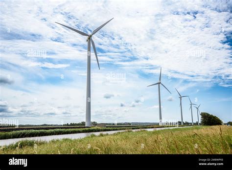 Turbinas E Licas Y Paneles Solares En La Orilla De Un Canal En El Campo