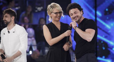 Maria De Filippi Presenta Amici Ospiti Le Sardine No A Salvini