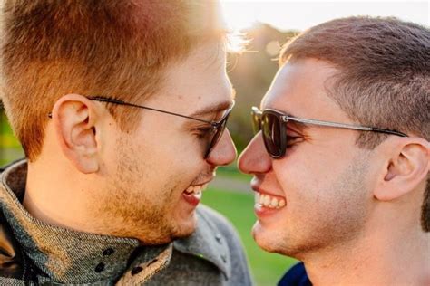 Casal gay de repórteres da Globo comemoram um ano de casamento e são ovacionados na web Área VIP