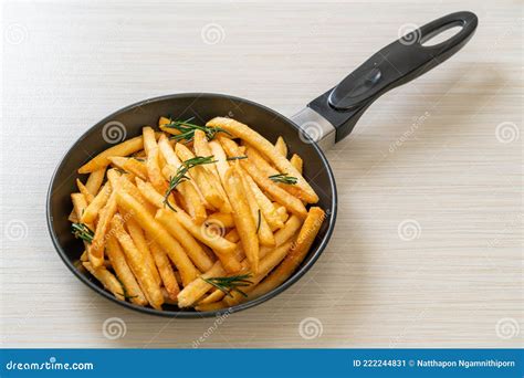 Pommes Frites Mit Sauerrahm Und Ketschup Stockbild Bild Von