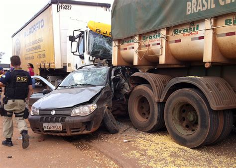 Acidente Duas Carretas E Carro Strada Sinop S Not Cias